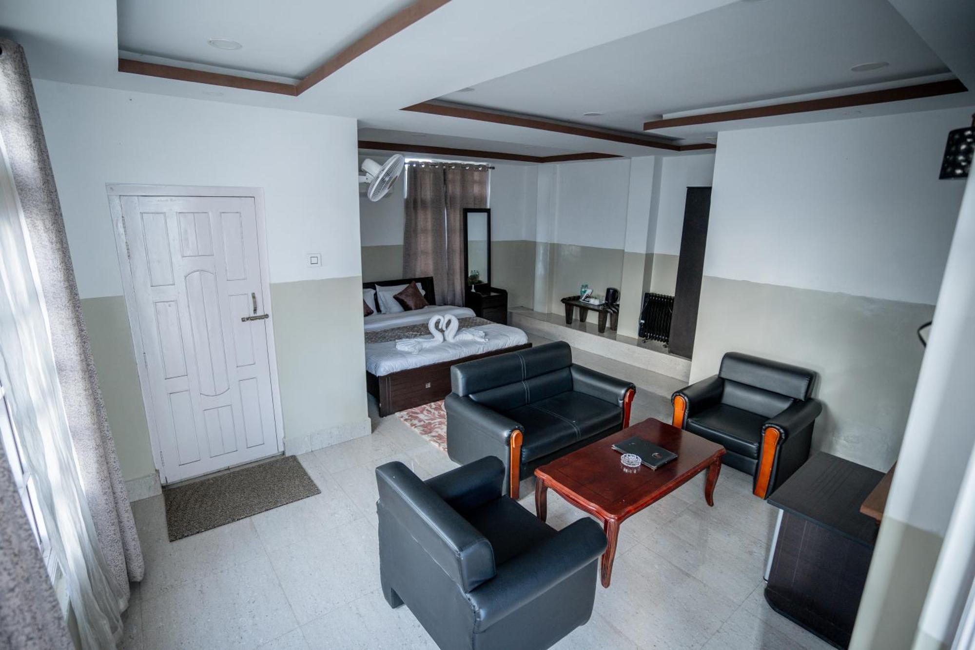 2K Hotel Kohima 外观 照片