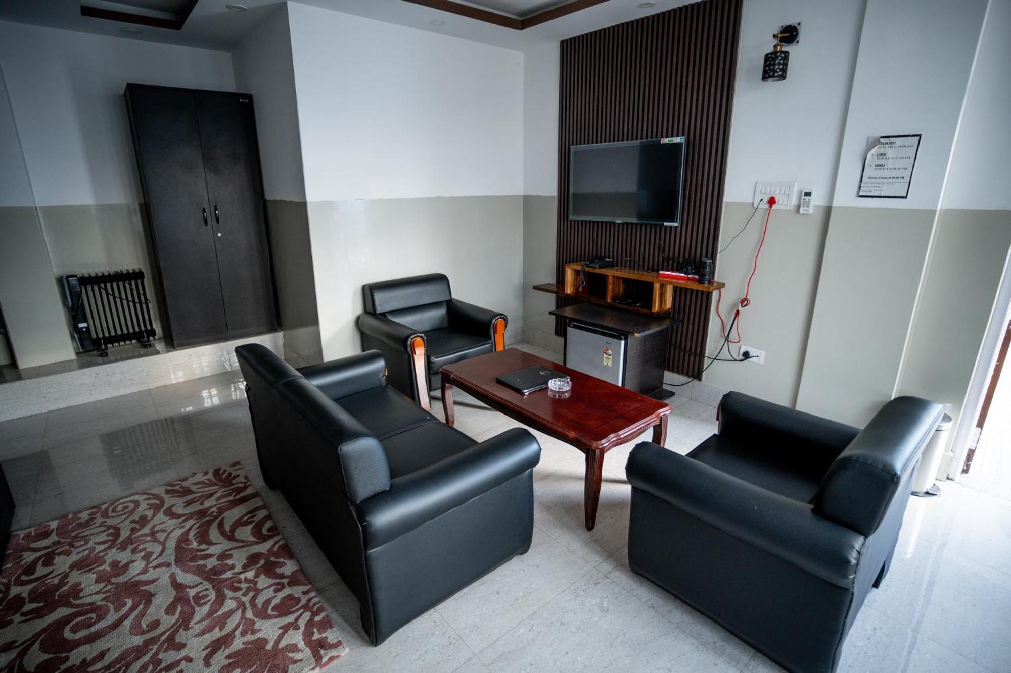 2K Hotel Kohima 外观 照片