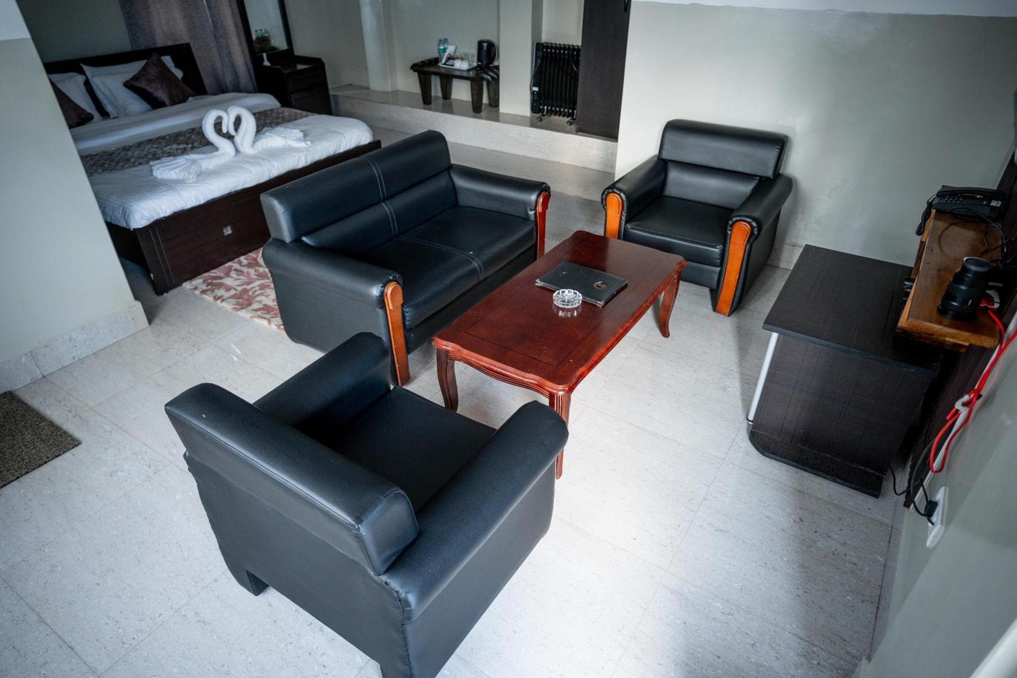2K Hotel Kohima 外观 照片